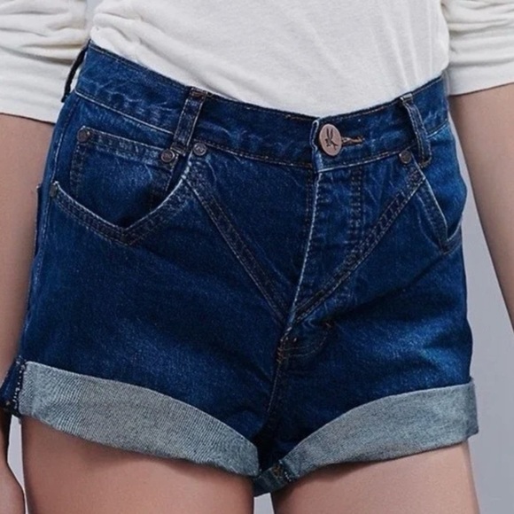 Free People x One Teaspoon Shorts
24 Blue Denim Hawks High Rise
Cuffed $128 - Picture 2 of 5